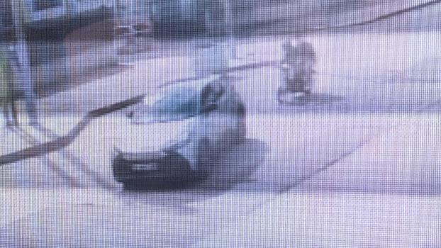 Otomobile arkadan çarpan motosikletteki 2 kişinin yaralandığı kaza kamerada