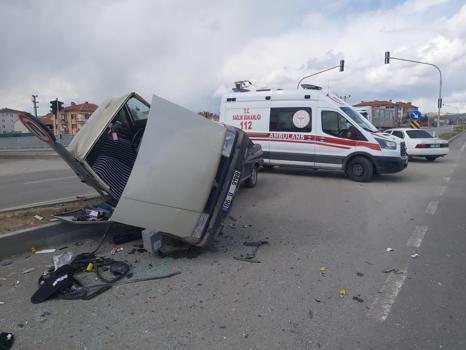 Ankara'da 2 otomobil kavşakta çarpıştı: 3 yaralı