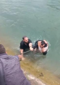 Dengesini kaybederek sulama kanalına düşen çocuğu vatandaşlar kurtardı