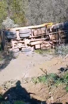 Şarampole devrilen kamyonun şoförü öldü