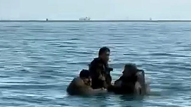 Su alan teknedeki 3 kişiyi, balıkçılar kurtardı