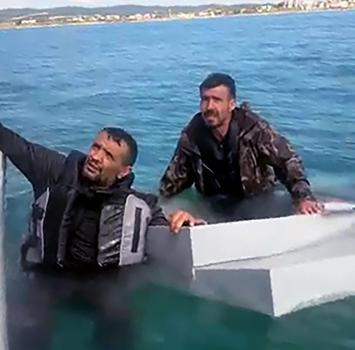 Su alan teknedeki 3 kişiyi, balıkçılar kurtardı