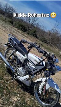 Tüfek ve motosikleti sanal medyada 'ikisi de ruhsatsız' notuyla paylaşan 2 kişiye gözaltı