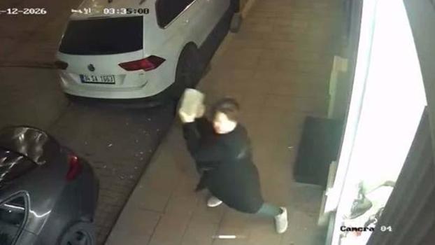 Fatih'te kaldırım taşıyla iş yerinin camlarını kıran kadın kamerada