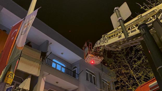 Yalnız yaşadığı evinde düşüp bacağını kıran kadını, balkondan girip kurtardı