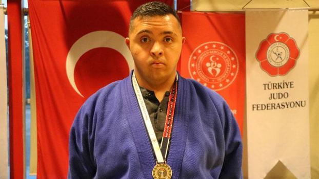 Antrenörünün futsalda keşfettiği Down sendromlu Samet, judoda 2 yıl Türkiye şampiyonu oldu