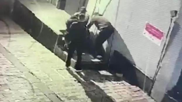 Taksim’de yardım etme bahanesiyle alkollü kişinin çantasını çaldılar