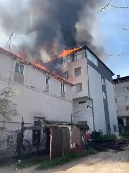 Sultanbeyli’de 2 binanın çatısı alev alev yandı