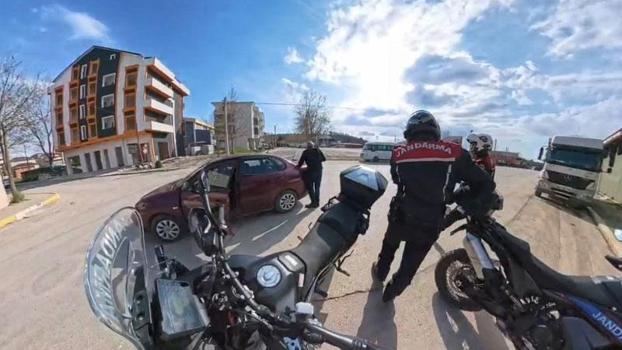 Fenalaşan sürücüyü, jandarma hastaneye yetiştirdi; o anlar kamerada