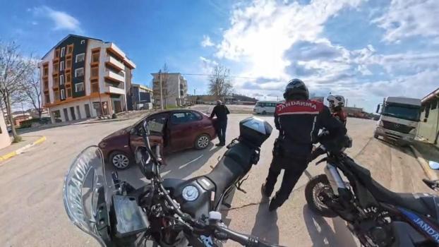 Fenalaşan sürücüyü, jandarma hastaneye yetiştirdi; o anlar kamerada