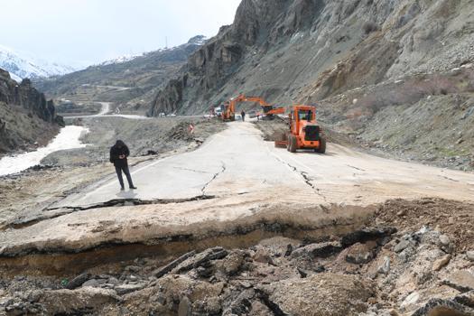 Hakkari- Van kara yolunda heyelan; ulaşım kontrollü sağlanıyor