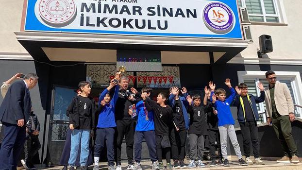 Eski milli futbolcu Tanju Çolak, Samsun’da öğrencilerle buluştu