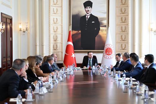 Bakan gürlek: 12'nci Yargı Paketi'ndeki düzenlemelerle yargıyı el birliğiyle daha da hızlandıracağız