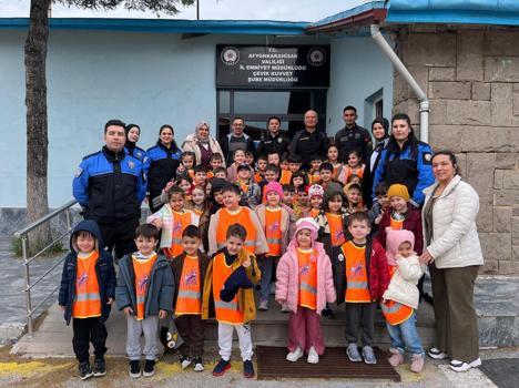 Polisten anaokulu öğrencilerine eğitim