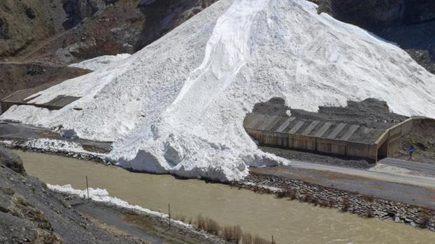 Hakkari'de dağdan düşen çığ, Zap Suyu'nun önünü kesti