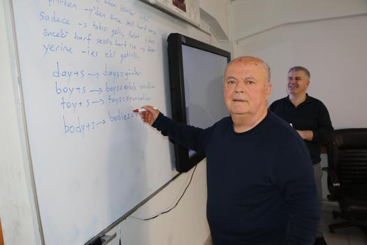 Türkçe bilmeyen torunu için 74 yaşında İngilizce öğrenmeye başladı