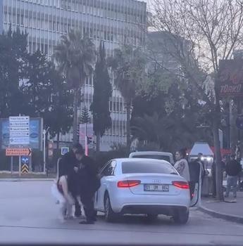 Tartıştıkları kadını otomobilden indirip bıraktılar; o anlar kamerada