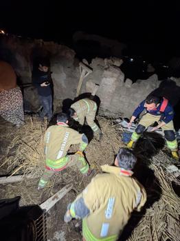 Çöken ahırda göçük altında kalan 1 inek öldü