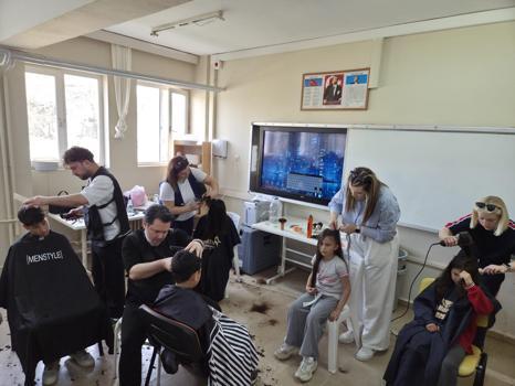 Güzellik merkezi çalışanlarından ortaokul öğrencilerine ücretsiz saç bakım hizmeti