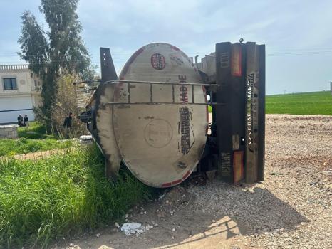 Mardin’de devrilen akaryakıt tankerinin şoförü yaralandı