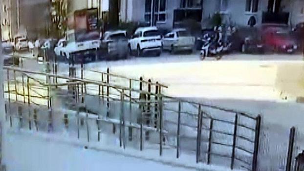 Motosiklet hafif ticari araca çarptı; o anlar kamerada