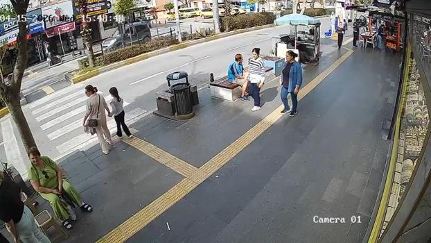 Motosiklet yaya geçidinde anne ve kızına çarptı