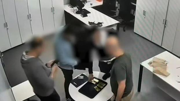 Interpol tarafından 'Kırmızı Bültenle' aranan altın kaçakçısı İstanbul'da yakalandı
