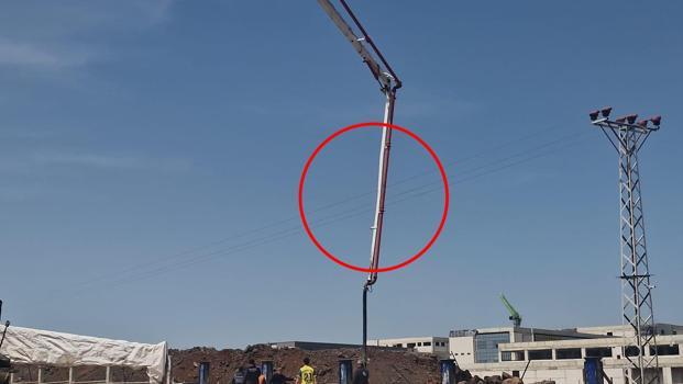 Beton pompasının bomu yüksek gerilim hattına temas etti; 1’i ağır, 2 yaralı