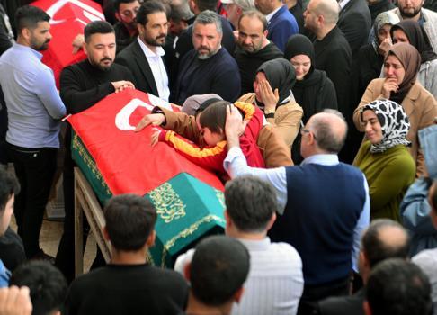 Kahramanmaraş’ta okuldaki saldırıda yaşamını yitiren öğrenciler toprağa verildi