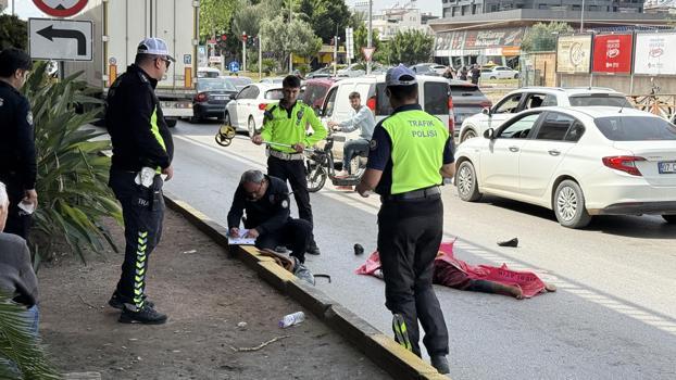 Yol kenarında mendil satarken TIR'ın altında kalan kadın hayatını kaybetti