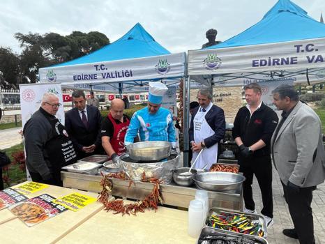 Edirne’nin fahri turizm elçisi Bahri Dinar anısına, ücretsiz tava ciğer dağıtıldı