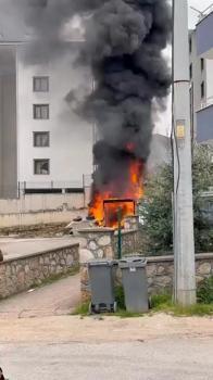 Site bahçesindeki depo alev alev yandı