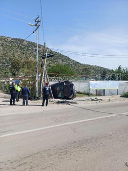 Devrilen otomobilin sürücüsü yaralandı