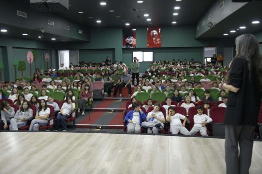 Kuşadası'nda öğrencilere 'sosyal projeler ve girişimcilik' semineri