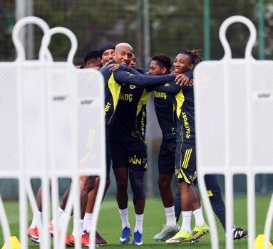 Fenerbahçe, Çaykur Rizespor maçı hazırlıklarını tamamlayarak kampa girdi