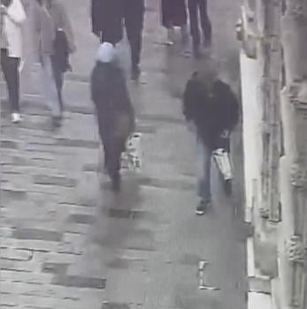 Beyoğlu’nda kaldırımda unutulan bez çantayı çalan şüpheli tutuklandı