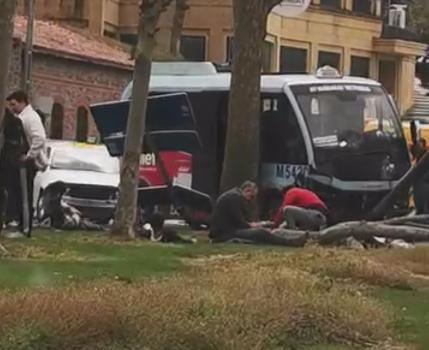 Beyoğlu’nda dolmuş bariyerlere çarptı; yaralılar var -1