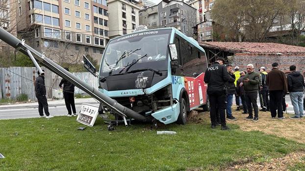 Beyoğlu'nda dolmuş bariyerlere çarptı; yaralılar var