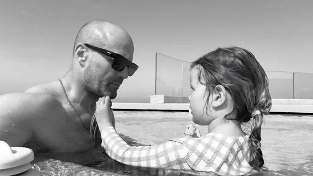 İngiliz oyuncu Jason Statham’dan sonsuzluk havuzunda poz