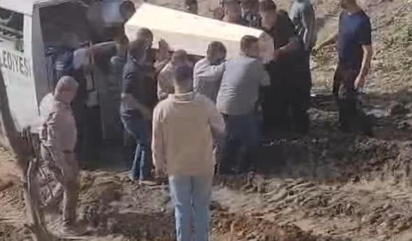 Altınları için öldürülen anne ile oğlu toprağa verildi