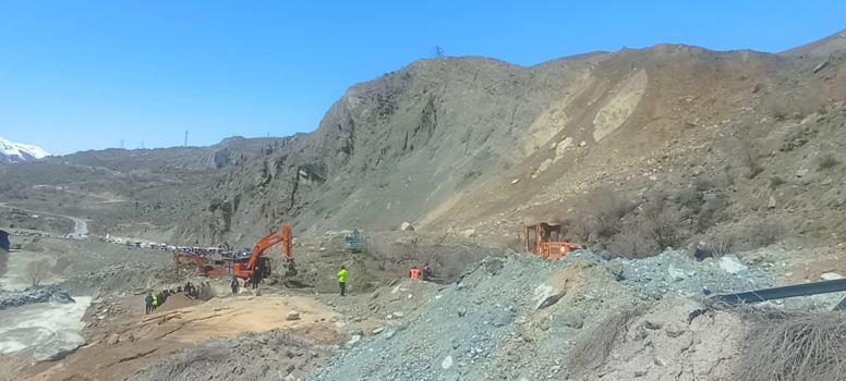 Hakkari-Van kara yolunda çalışmalar sürüyor, ulaşım kontrollü sağlanıyor