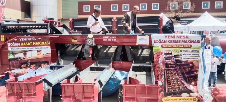 Çorum'da fuarda sergilenen 'Soğan Hasadı Makinesi' ilgi gördü