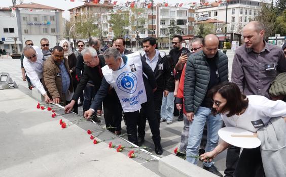 Okul saldırısında ölen öğretmen ve öğrenciler için karanfil bırakıldı
