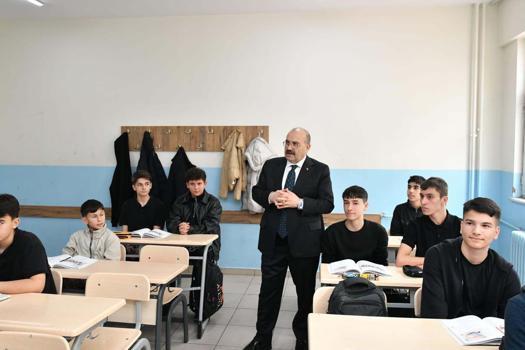 Vali Ustaoğlu, öğretmen ve öğrencilerle bir araya geldi