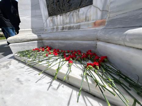 Edirne’de öğretmenlerden, Kahramanmaraş’taki saldırıda hayatını kaybedenler anısına karanfil