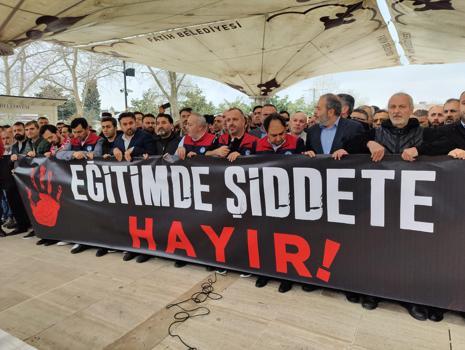 İstanbul'da Kahramanmaraş'taki okul saldırısında hayatını kaybedenler için gıyabi cenaze namazı kılındı