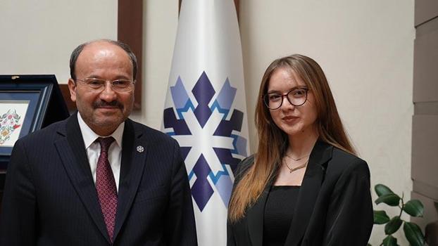 4'üncü sınıf öğrencisi Gizem, rektörün 11 saatini gözlemledi