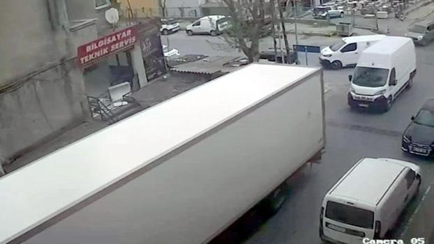 Beylikdüzü'nde şoförün el frenini çekmeyi unuttuğu TIR minibüse çarptı