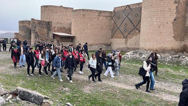 UNESCO mirası Ani Ören Yeri'nde 8 kilometre yürüdüler