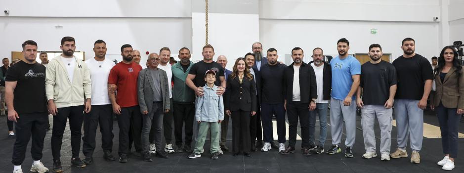 Başkan Vekili Özdemir’den güreşçilere yeni sezon öncesi moral ziyareti
